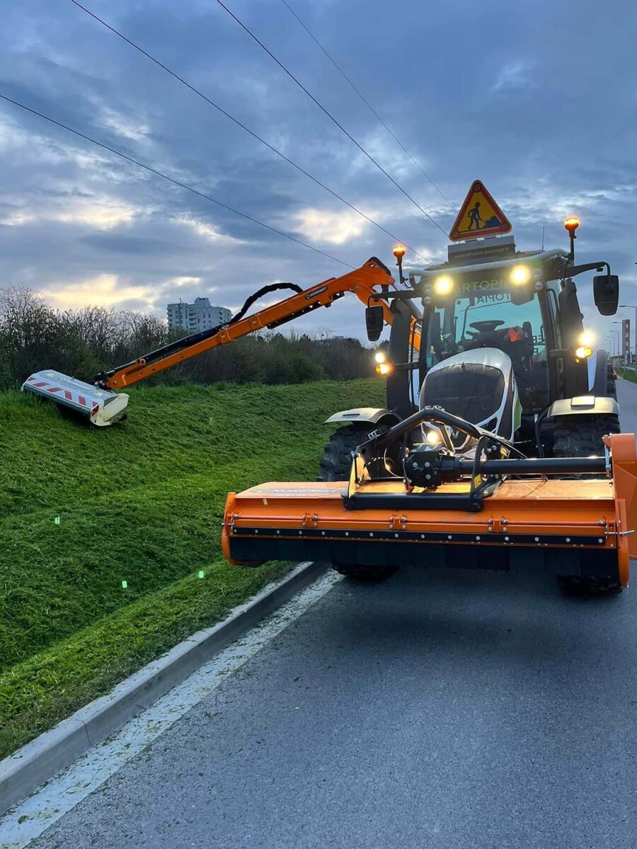 PHOTO DE LA SOCIÉTÉ TPAF GIET ENTRAIN DE DÉBROUSSAILLER LES ABORDS D'UNE ROUTE