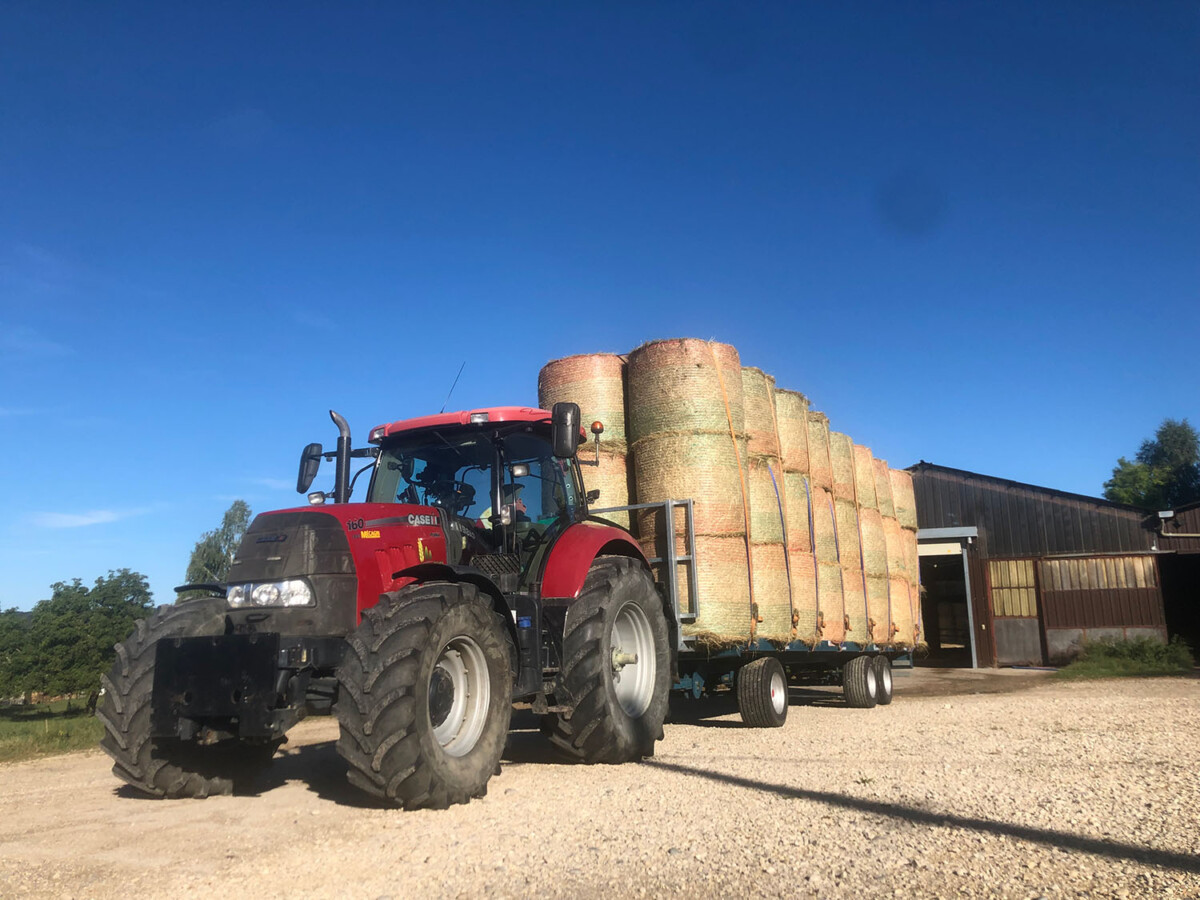 PHOTO D'UNE MACHINE DE LA SOCIÉTÉ TPAF GIET RÉALISANT LE TRANSPORT DE MATIÈRES AGRICOLES