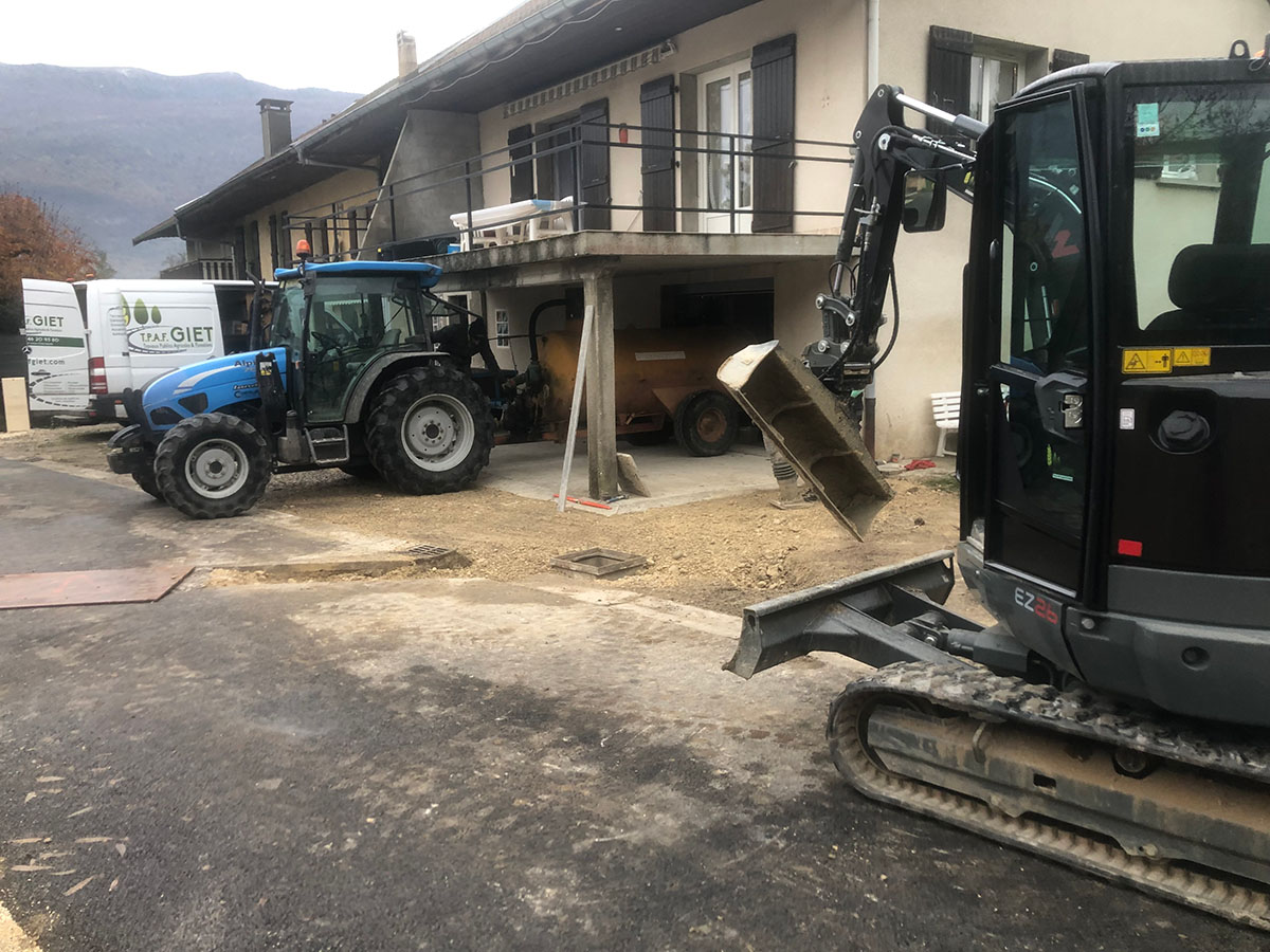 PHOTO DE LA SOCIÉTÉ TPAF GIET RÉALISANT DES TRAVAUX DE VRD À PROXIMITÉ DE RUMILLY
