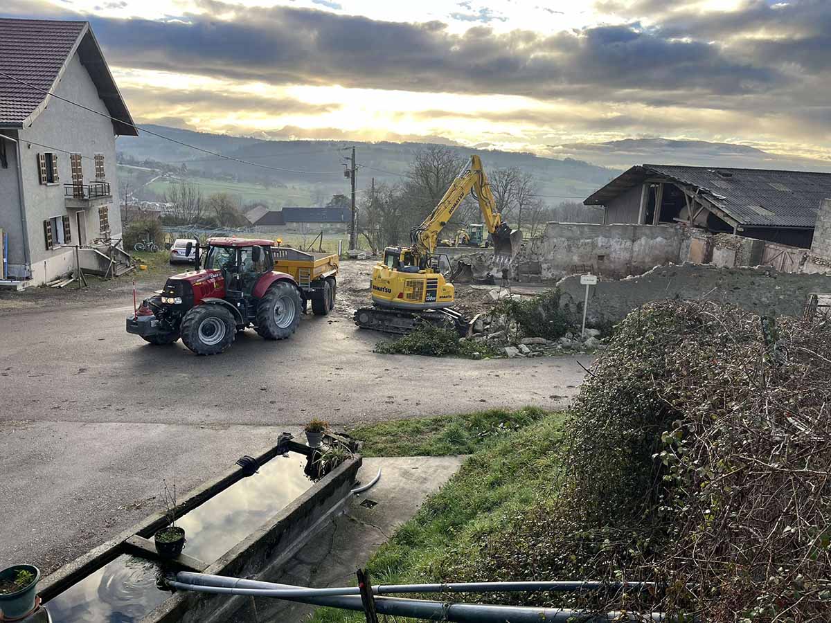 PHOTO DE LA DÉMOLITION D'UN BÂTIMENT AGRICOLE