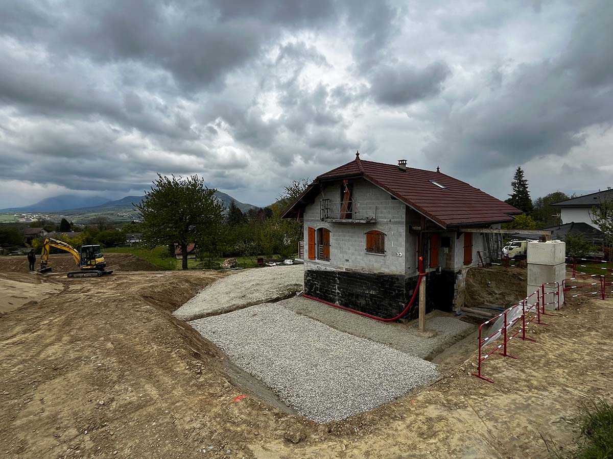 PHOTO D'UN TERRASSEMENT RÉALISÉ PAR TPAF GIET POUR L'EXTENSION D'UNE MAISON EXISTANTE