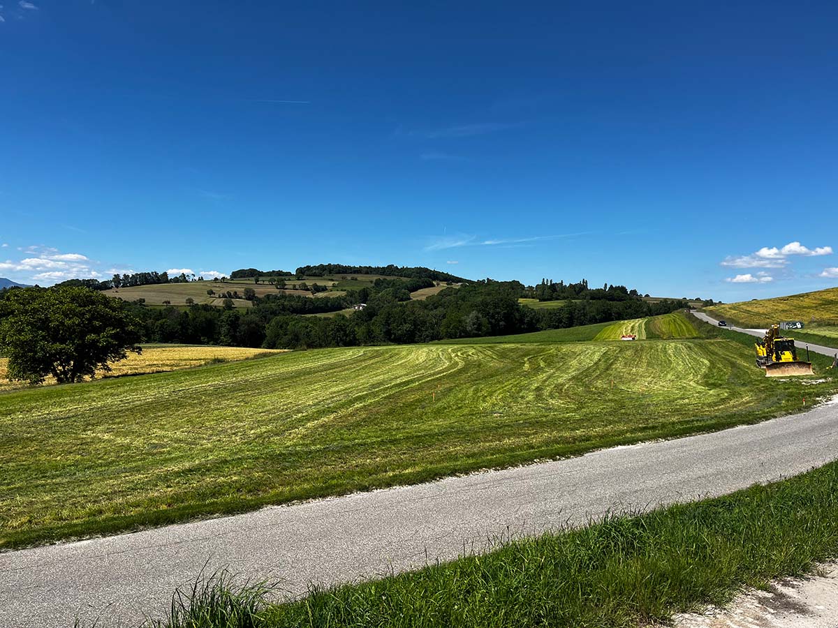 PHOTO D'UN TERRASSEMENT D'UNE PLATEFORME RÉALISÉ PAR LA SOCIÉTÉ T.P.A.F GIET POUR UN BÂTIMENT AGRICOLE