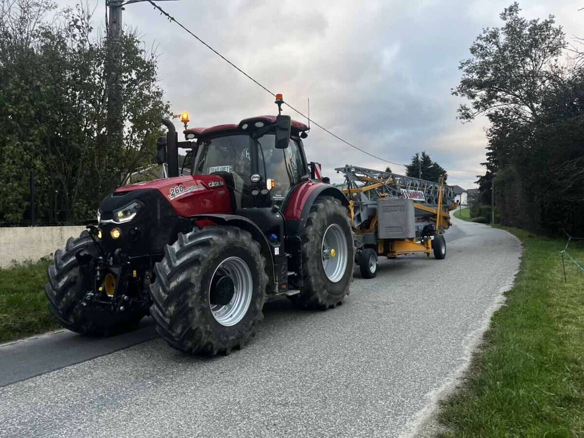PHOTO D'UN ENGIN DE LA SOCIÉTÉ TPAF GIET TRANSPORTANT UNE GRUE
